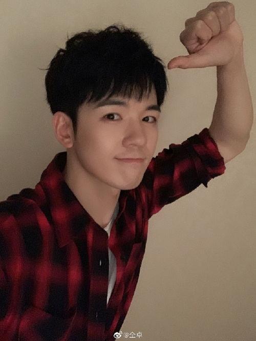 仝卓个人资料老师,才华横溢的歌手与演员，多面发展的青春偶像